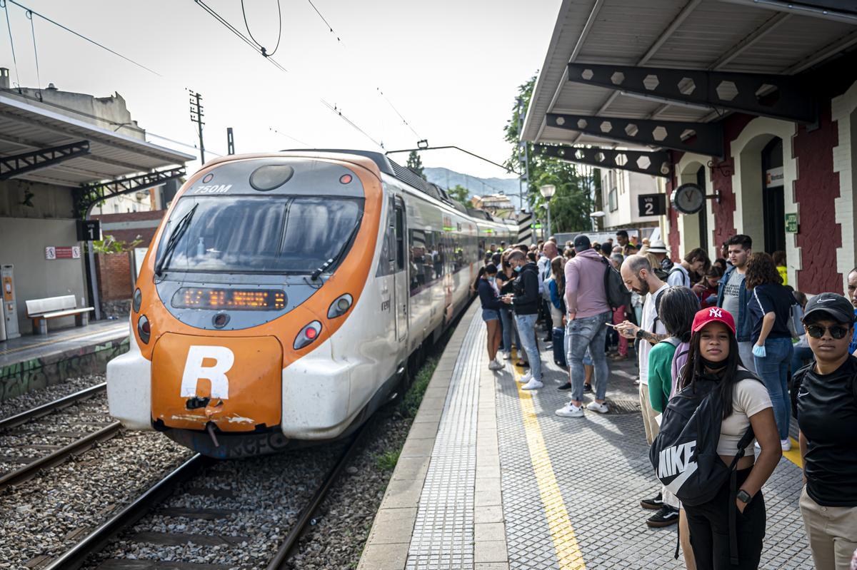 Empieza el corte de tren de la R-2 Nord y el R11. Los trenes se detienen en Montcada, pasajeros van andando a la otra línea (Montcada-Manresa), para llegar a Barcelona