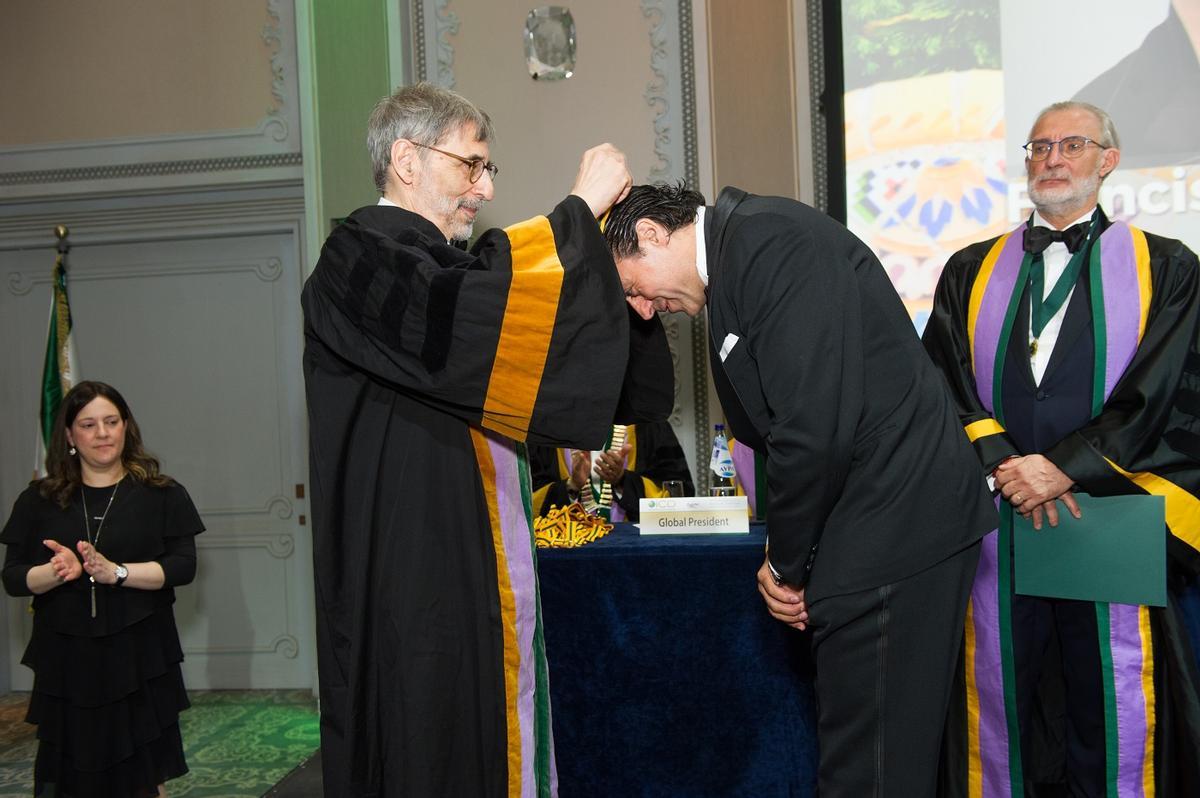 Javier Herrera Briones recibiendo la distinción del ICD