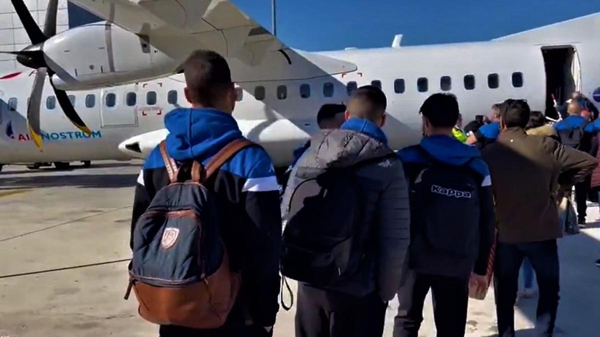 La plantilla del Hércules espera para subir al avión que le trasladó ayer a Melilla desde Málaga. | HCF