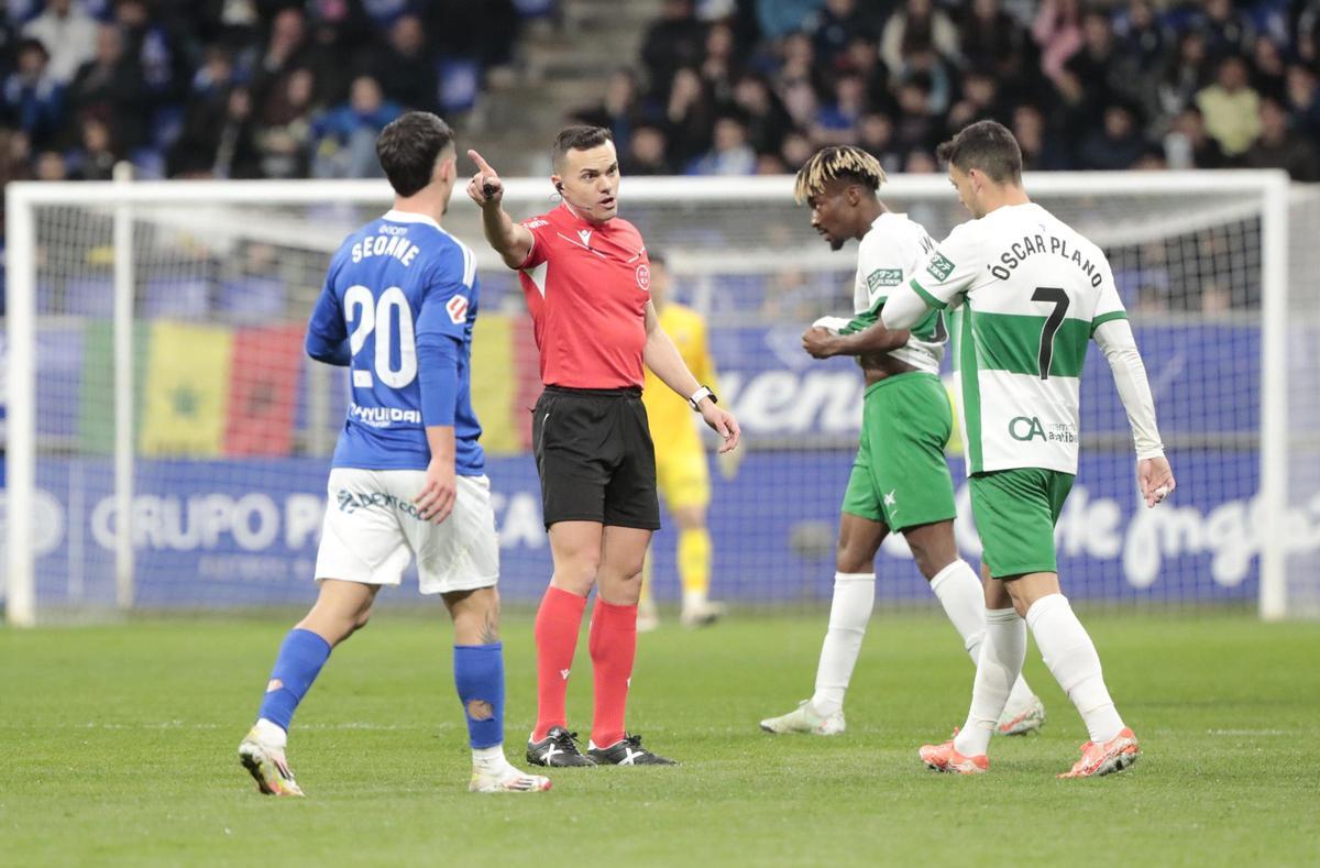El colegiado del encuentro, Manuel Ángel Pérez Hernández, indica una falta durante el Oviedo - Elche.