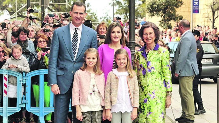 Los Reyes, sus hijas y doña Sofía, a la entrada de la misa.