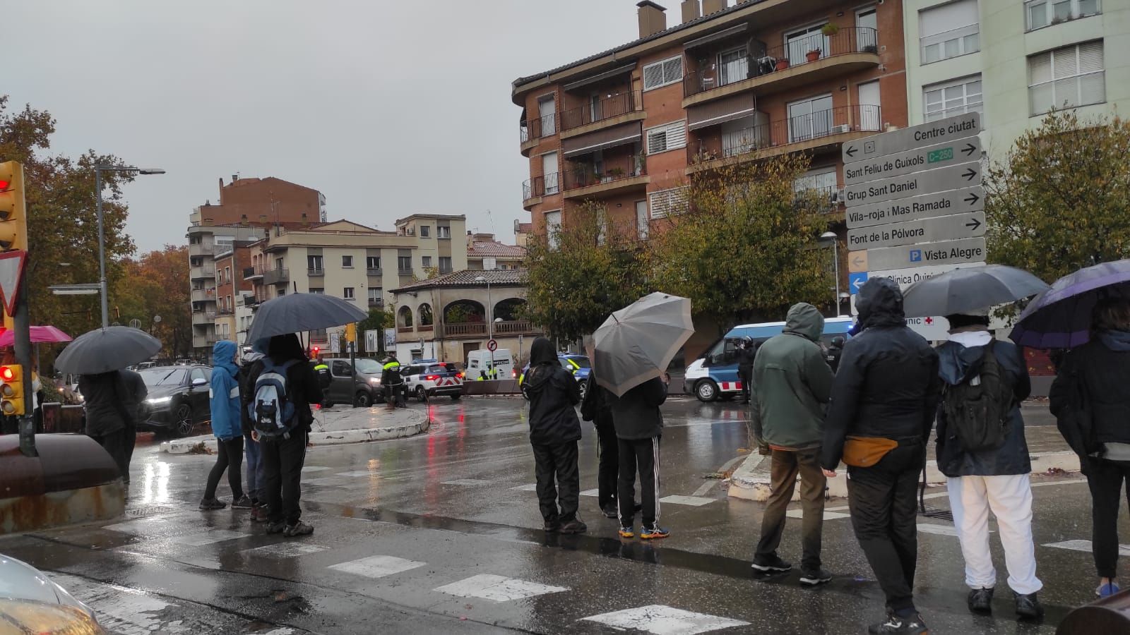 Tallat l'accés al carrer del Carme per protestar contra uns desnonaments