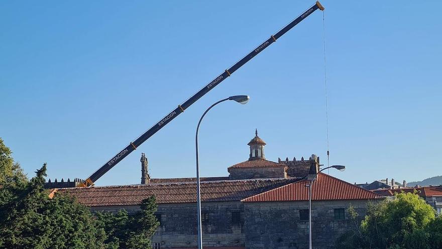 El brazo de la grúa sobre el conjunto arquitectónico.