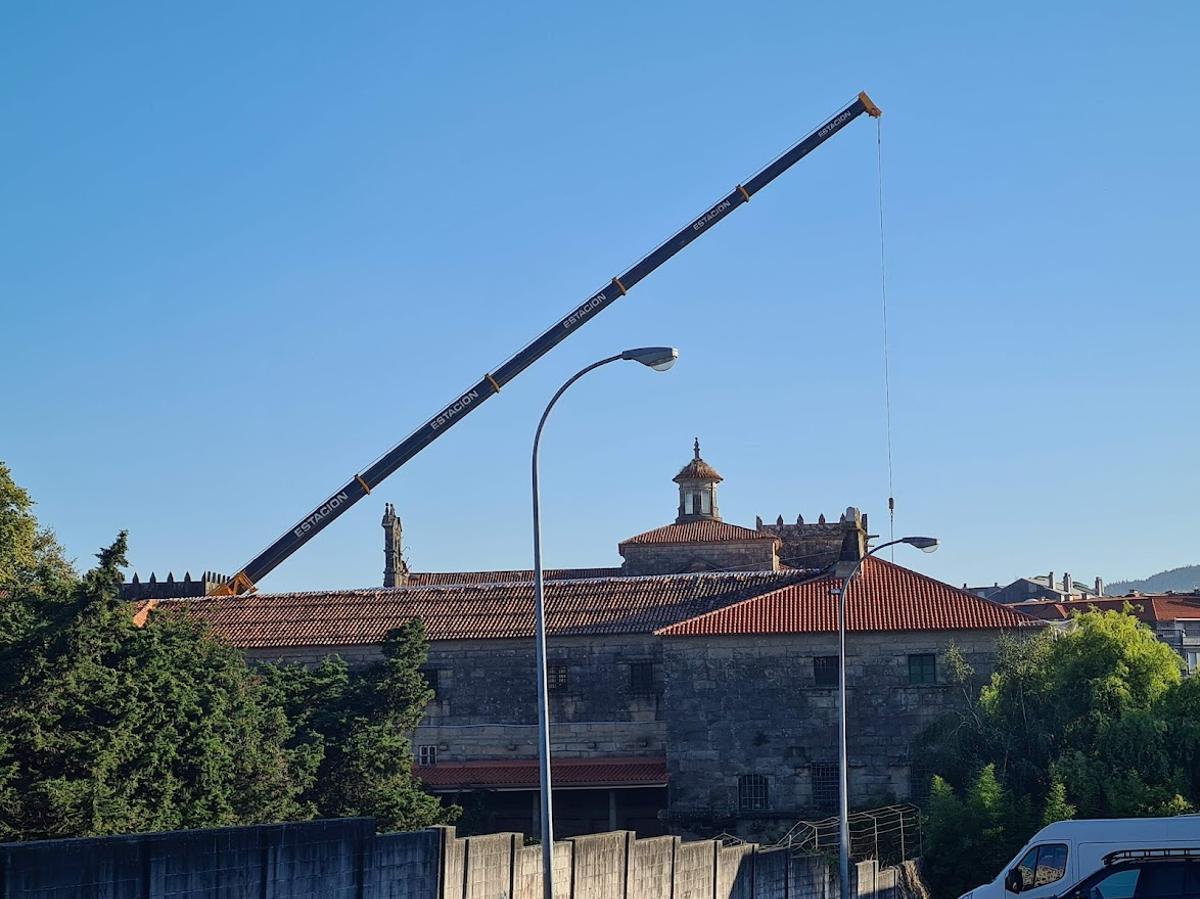 El brazo de la grúa sobre el conjunto arquitectónico.