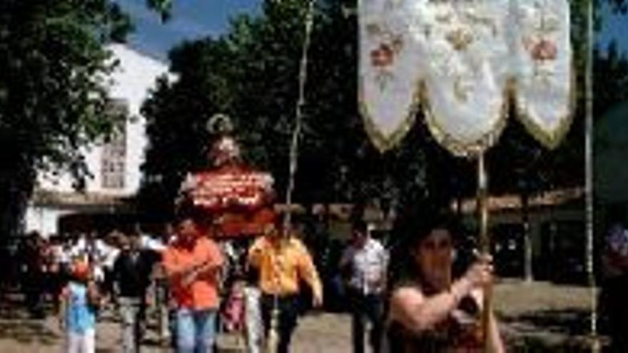 Procesión y dulces al ritmo de charanga