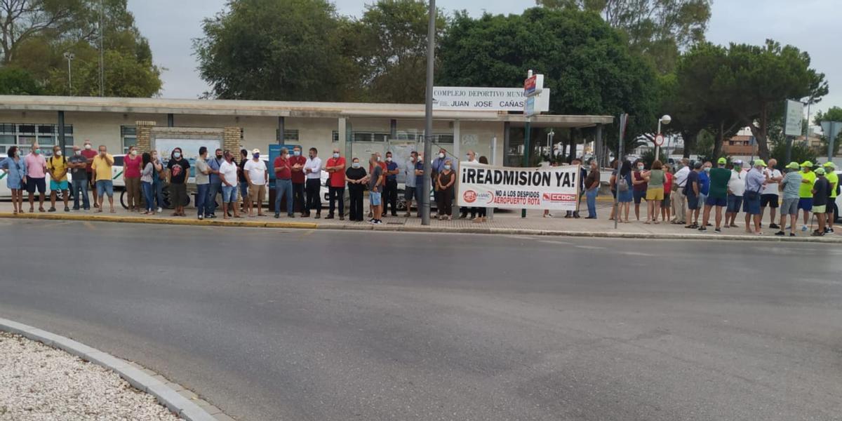 Protesta de los trabajadores de la base de Rota, en las puertas del complejo.