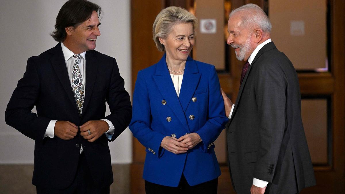 El presidente de Uruguay, Luis Lacalle Pou (i), junto a la presidenta de la Comisión Europea, Ursula von der Leyen (c) y le presidente de Brasil, Luiz Inacio Lula da Silva (d), durante se encuentro en la sede de Mercosur el 6 de diciembre de 2024.