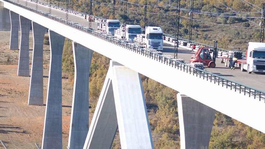 El estado actual del viaducto de la Línea de Alta Velocidad sobre el Tera, con la catenaria ya colocada, así como el vallado a ambos lados de la estructura.