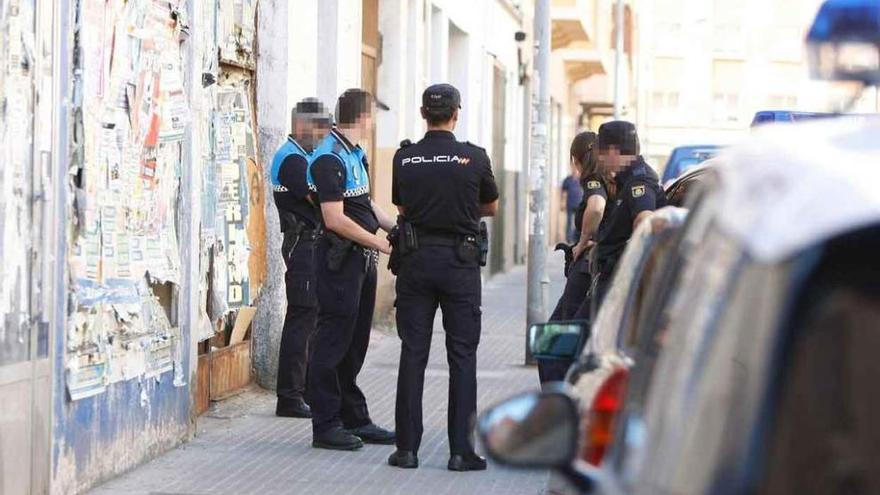 Los agentes de la Policía Municipal y Nacional durante la actuación.