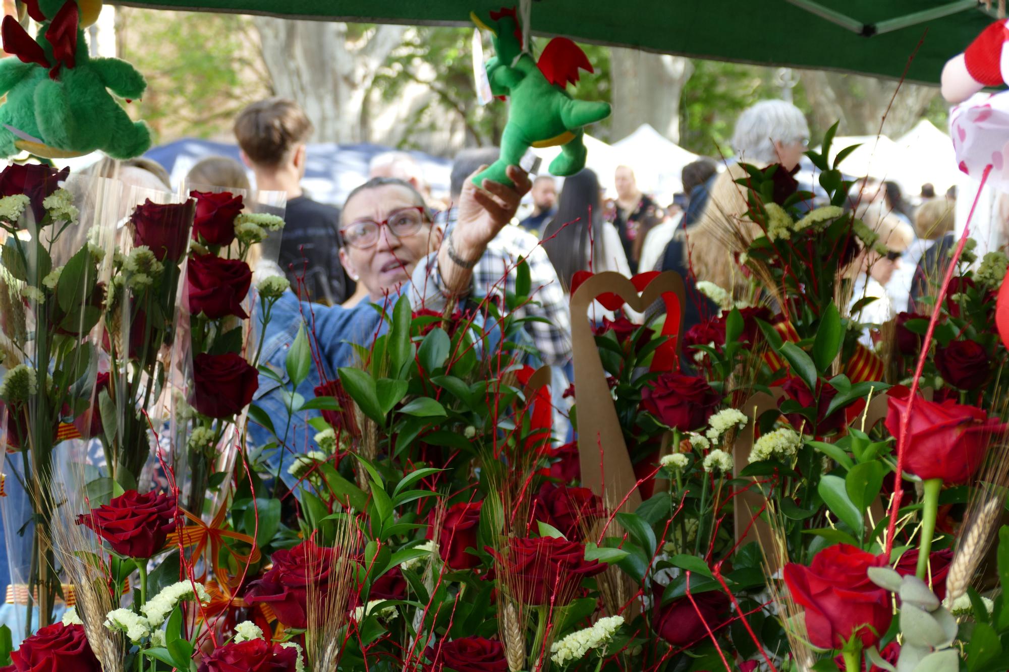 Figueres viu un Sant Jordi multitudinari