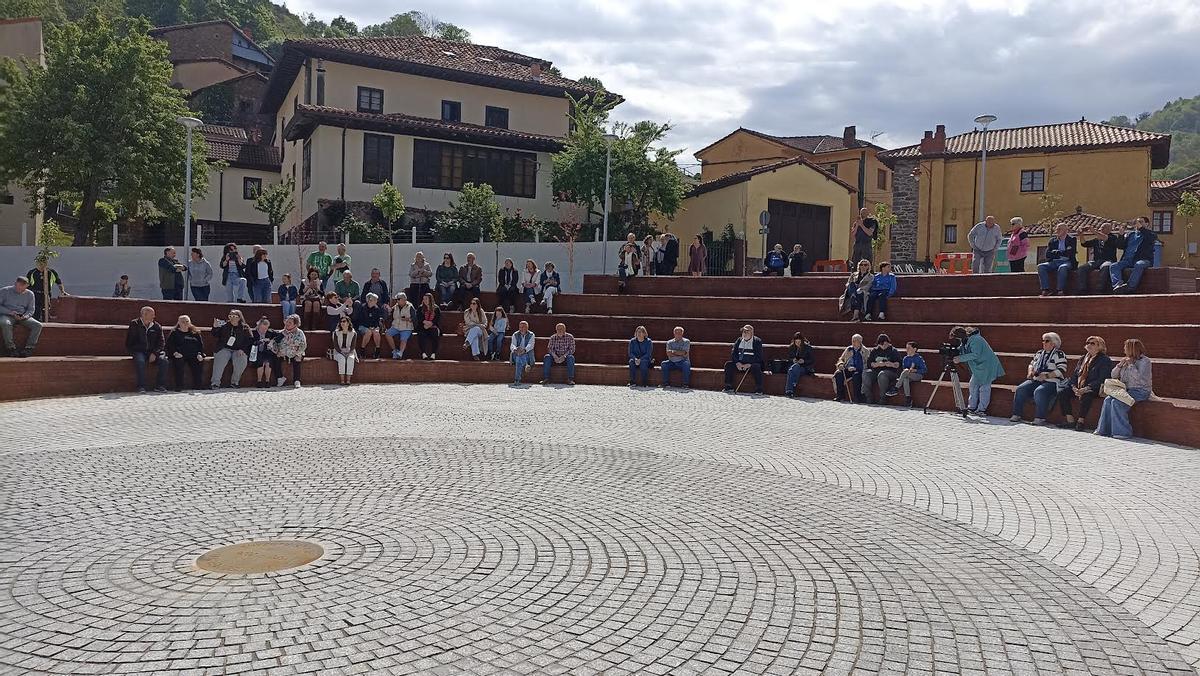 La zona de gradas de la remozada plaza de Bárzana