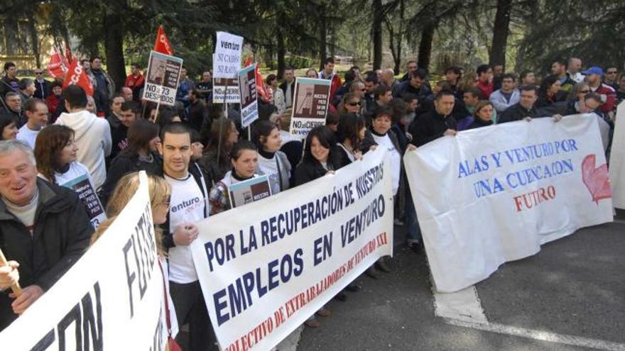 Una protesta conjunta de trabajadores de Alas Aluminium y Venturo XXI.