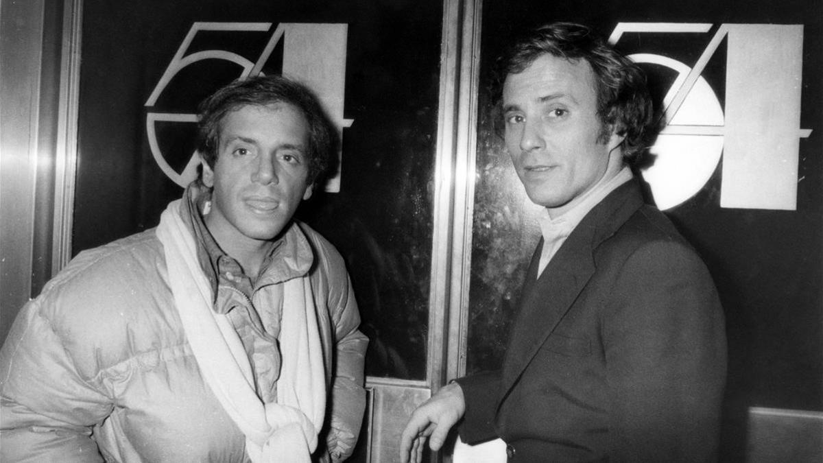 MAS PERIODICO Fotos para un reportaje sobre  Studio 54  Shown from left  Steve Rubell and Ian Schrager stand outside the door of Studio 54 in New York City  December 14  1978