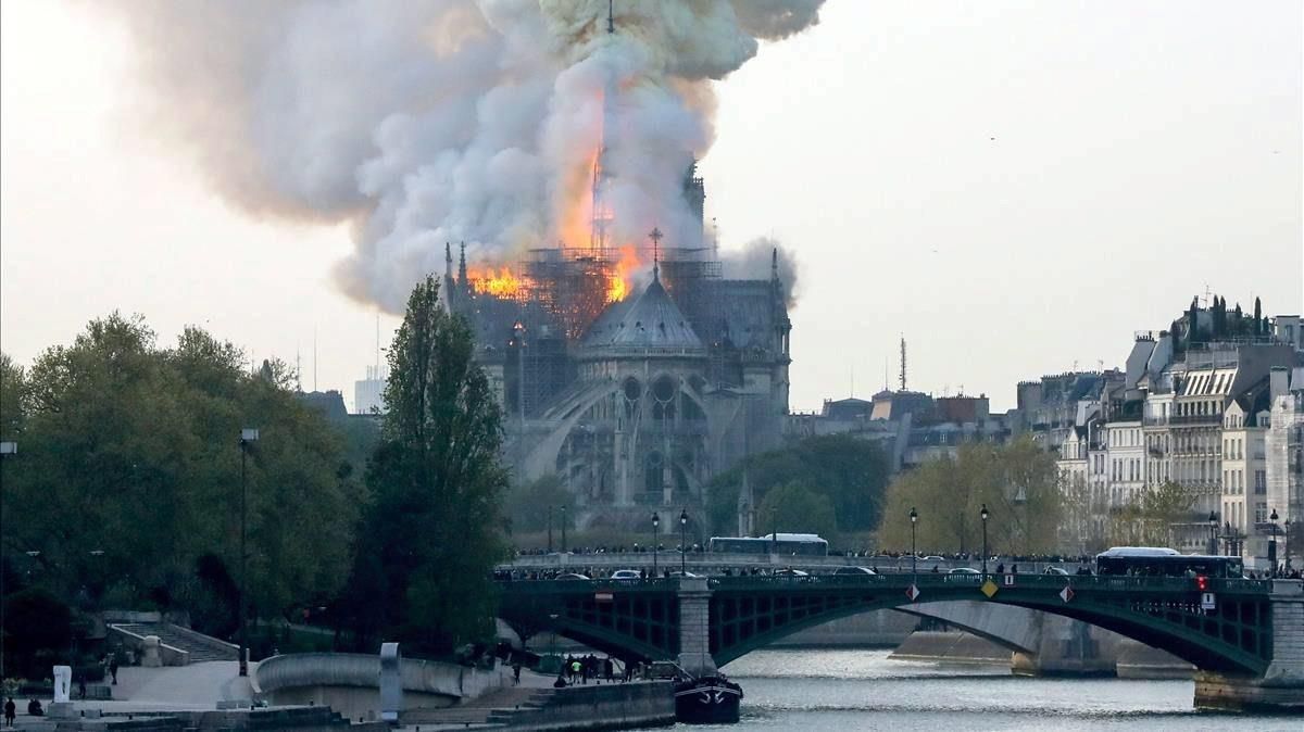 Incendio en la Catedral de Nôtre Dame