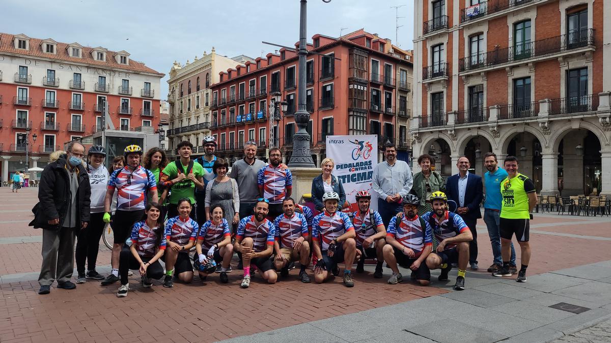 Participantes en la ruta, autoridades y responsables de Intras posan en la salida de la primera etapa