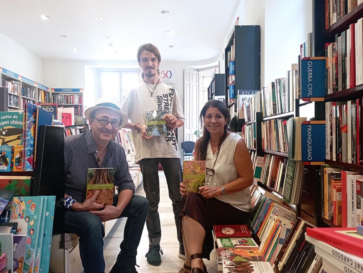 Héctor Márquez, Diego Bailloz y Mariángeles Tarifa, con los tres primeros volúmenes de la colección Aula Savia, esta semana en Proteo.