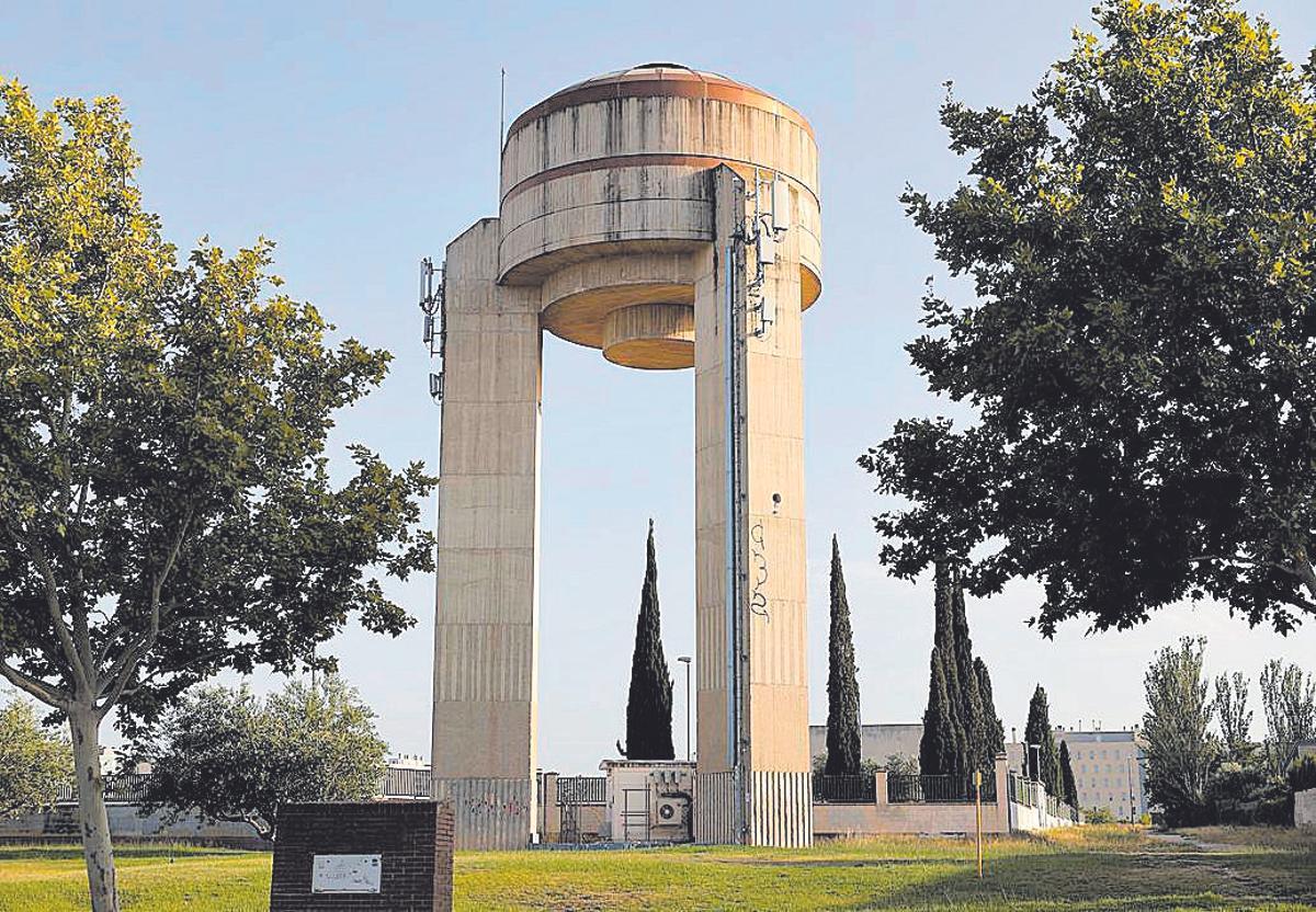 Depósito elevado de agua ubicado al este del barrio.