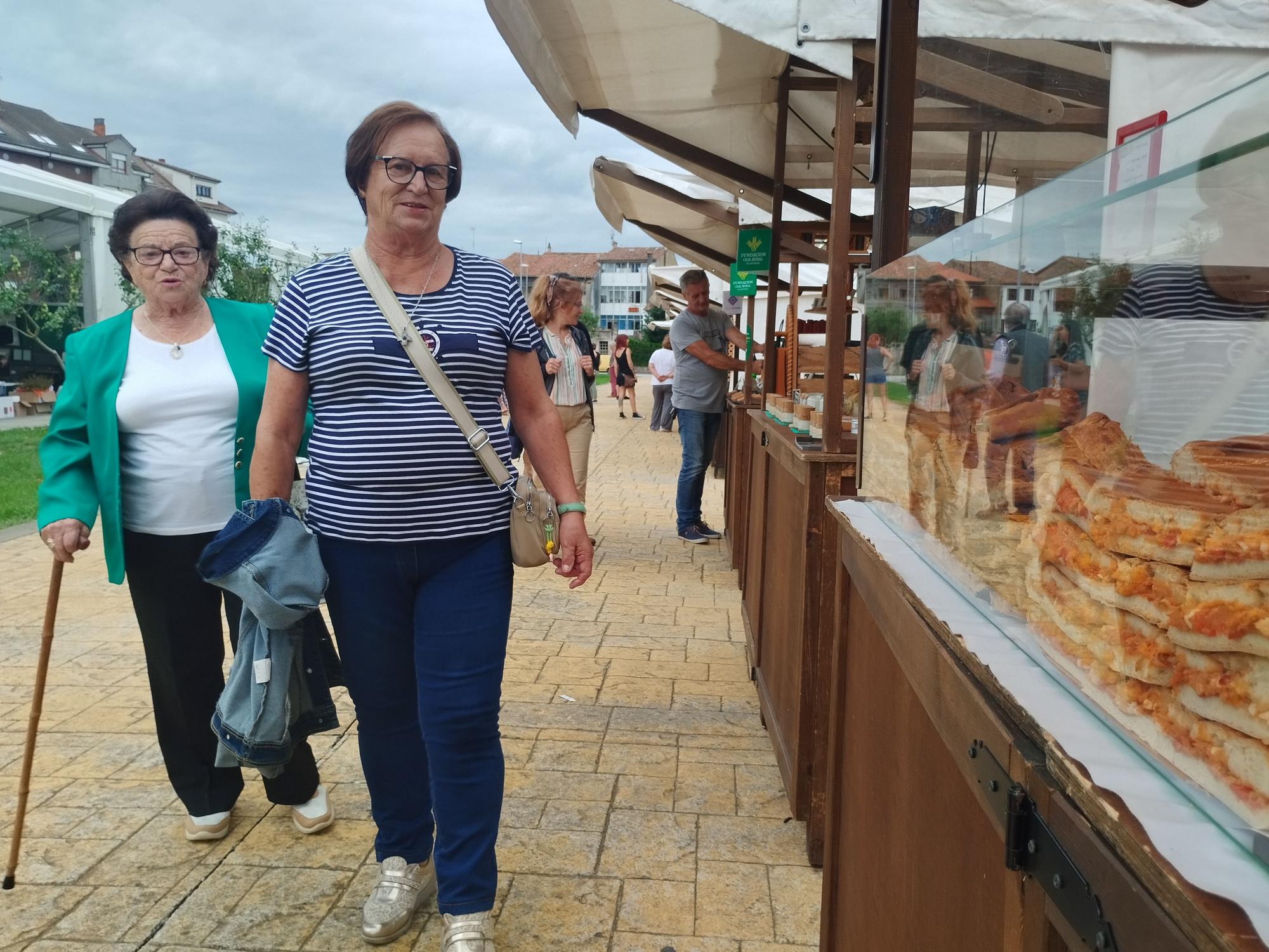 Villaviciosa esquiva la lluvia en el Mercado Artesano y Ecológico, en imágenes