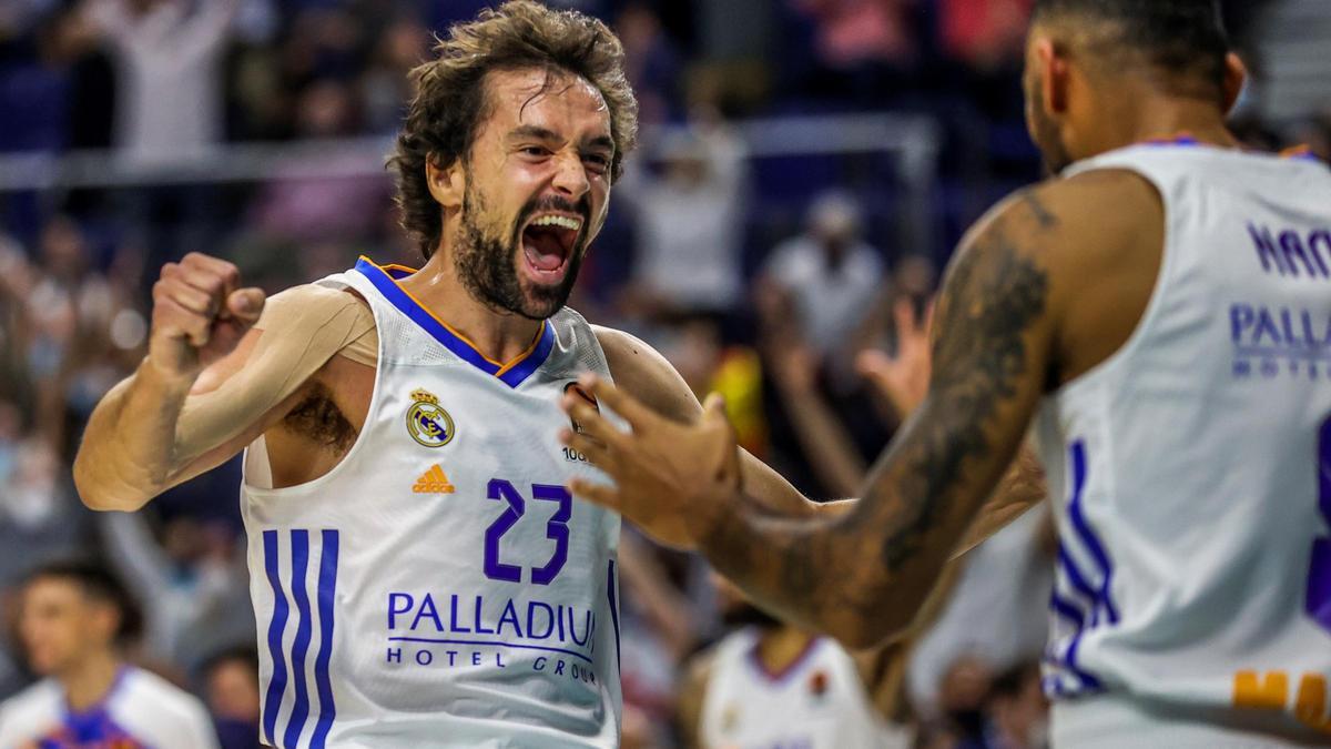 El base del Real Madrid Sergio Llul celebra ante el Panathinaikos.