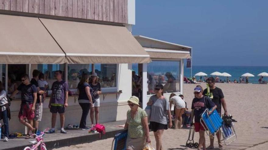Un chiringuito, en una playa. | // ISABEL RAMÓN