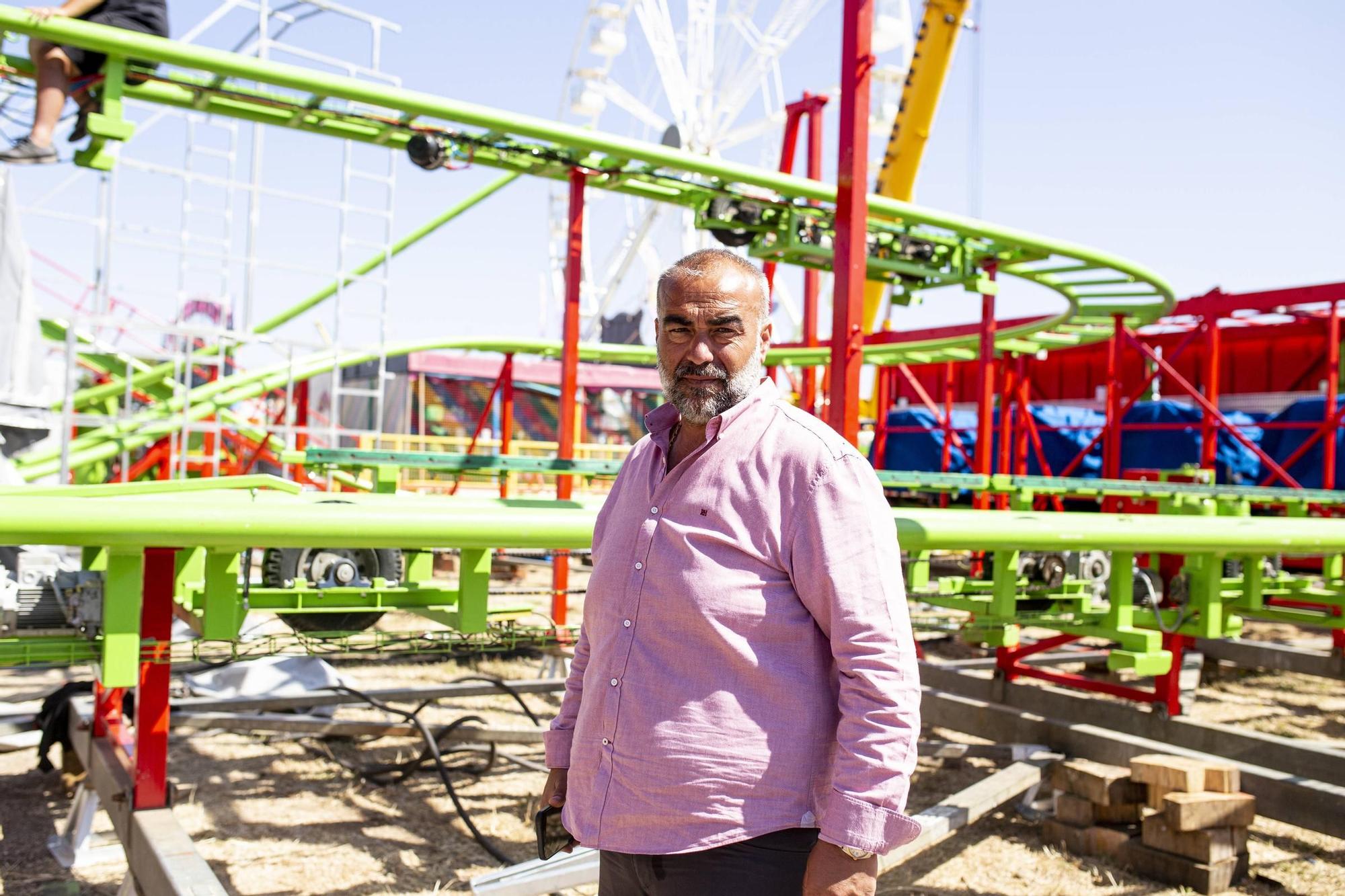 Los niños disfrutan de los descuentos en las atracciones en el inicio de la preferia.