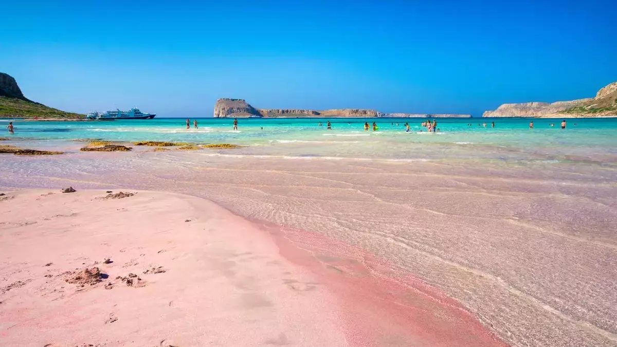 La arena es rosa y está en el Caribe Mediterráneo: la playa más bonita del mundo está a poco más de dos horas de España