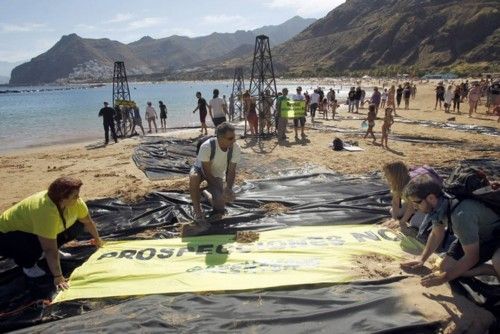 GREENPEACE ESCENIFICA UNA MAREA NEGRA EN LAS PLAYAS CANARIAS CONTRA PETR?LEO