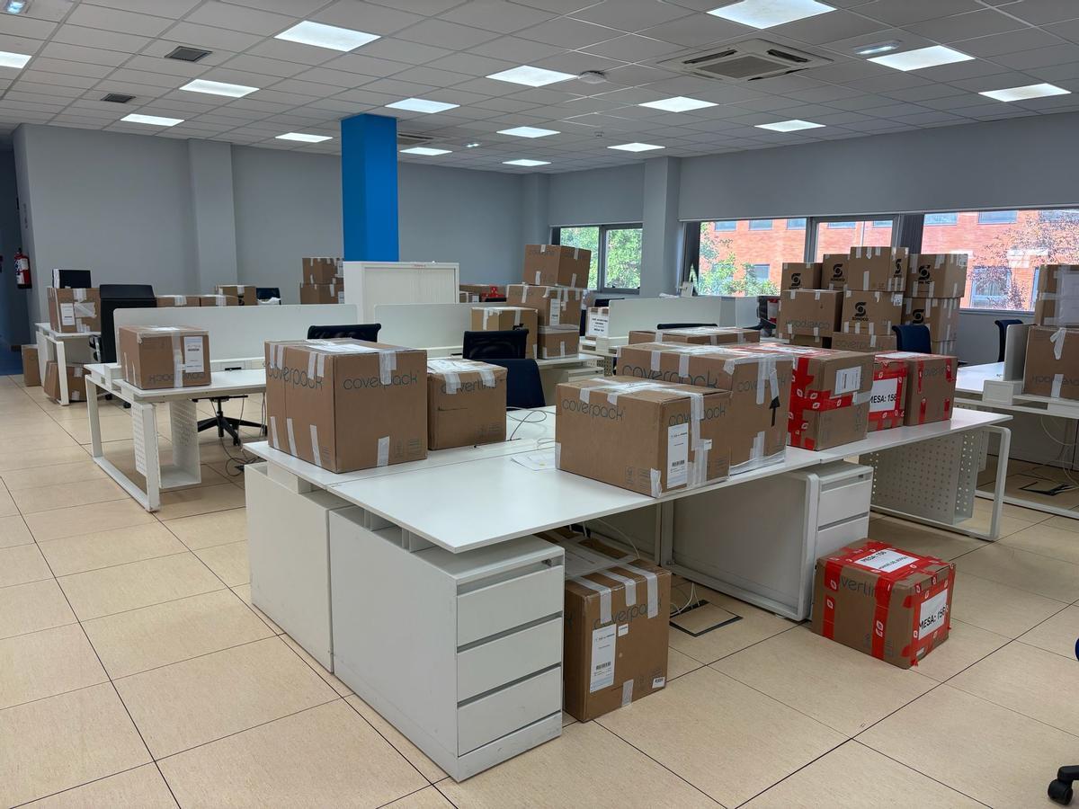 Cajas en una de las salas que ocupará el departamento de ingeniería de Duro Felguera en Valnalón