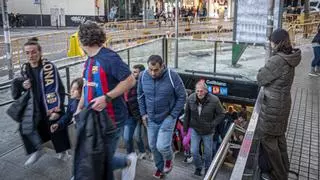 El Mundo Today | Agafar el metro mitja hora abans que jugui el Barça al Camp Nou, l’escape room definitiu