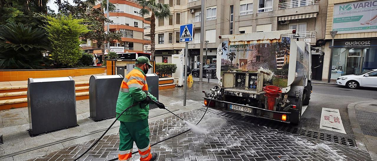 El Ayuntamiento de Torrevieja paga 1,5 millones de euros mensuales por el servicio de recogida de basura y limpieza.   |