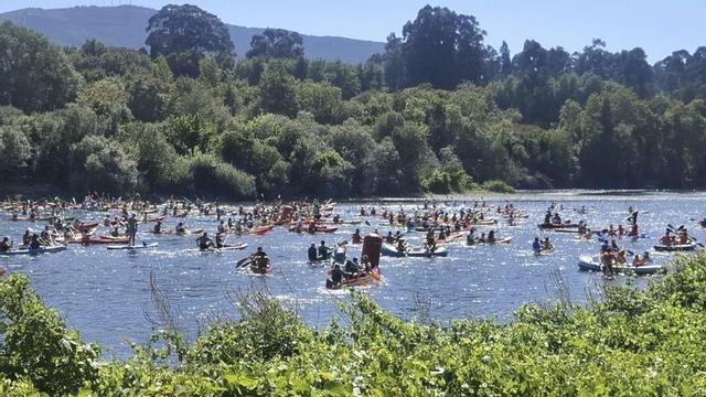 Momento de la salida del Descenso Popular do Miño, ayer, en la ribera de Caldelas.