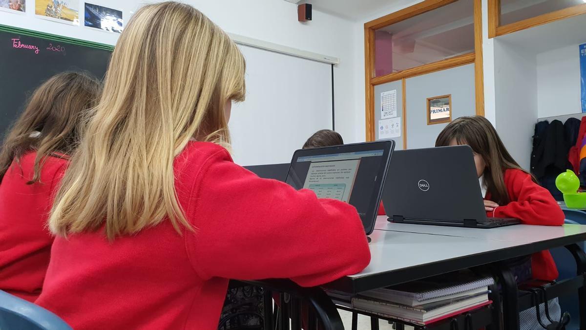 El uso de la última tecnología en sus aulas y sus completas instalaciones refuerzan su gran compromiso con la enseñanza de calidad