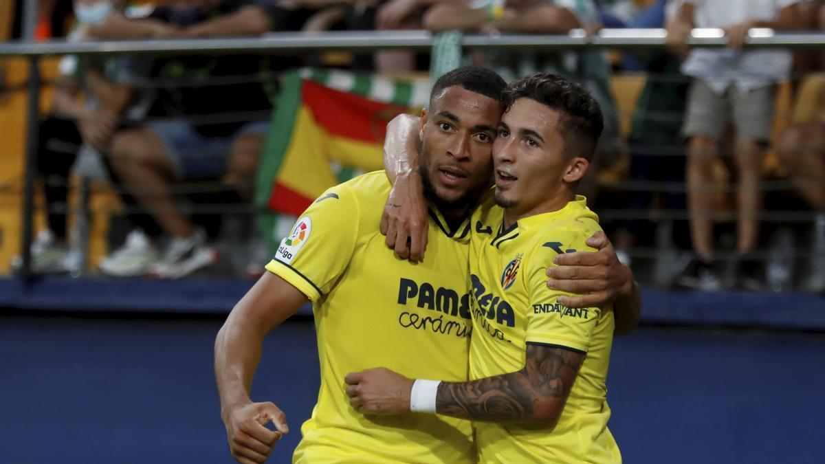 Danjuma celebra con Yeremy un gol con el Villarreal.