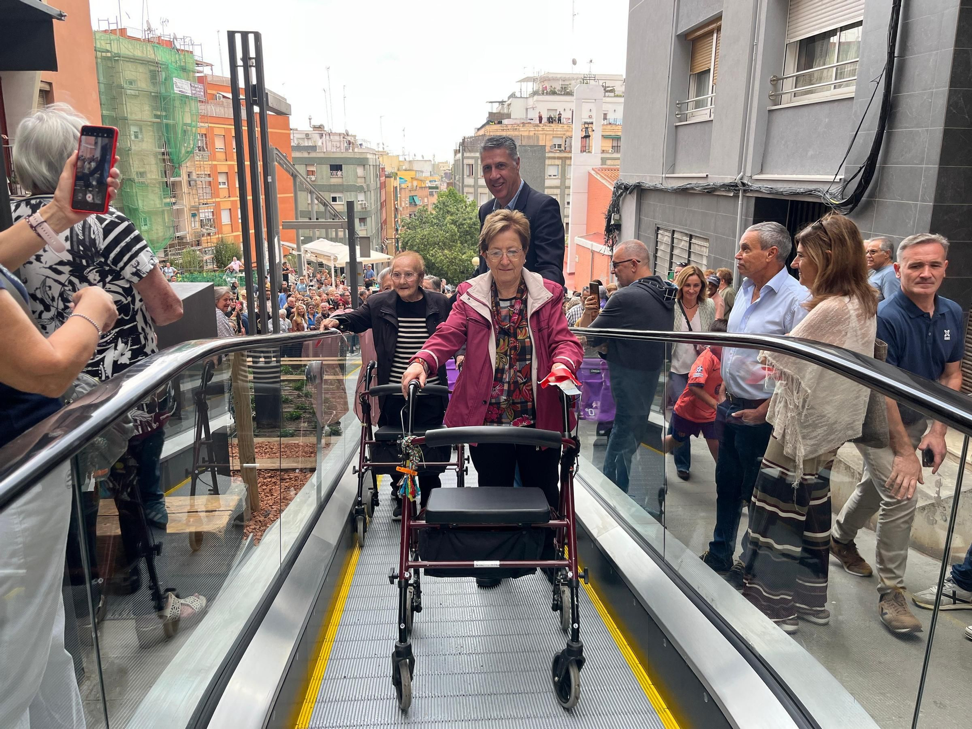 Júbilo vecinal en un barrio de Badalona por unas nuevas rampas muy reivindicadas: "Eran una espina clavada"