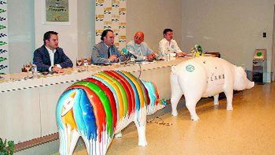 Nicolás Varela y Xosé Crespo, a la izquierda, asistieron ayer a la presentación de la Semana Temática de Lalín en El Corte Inglés de Santiago.