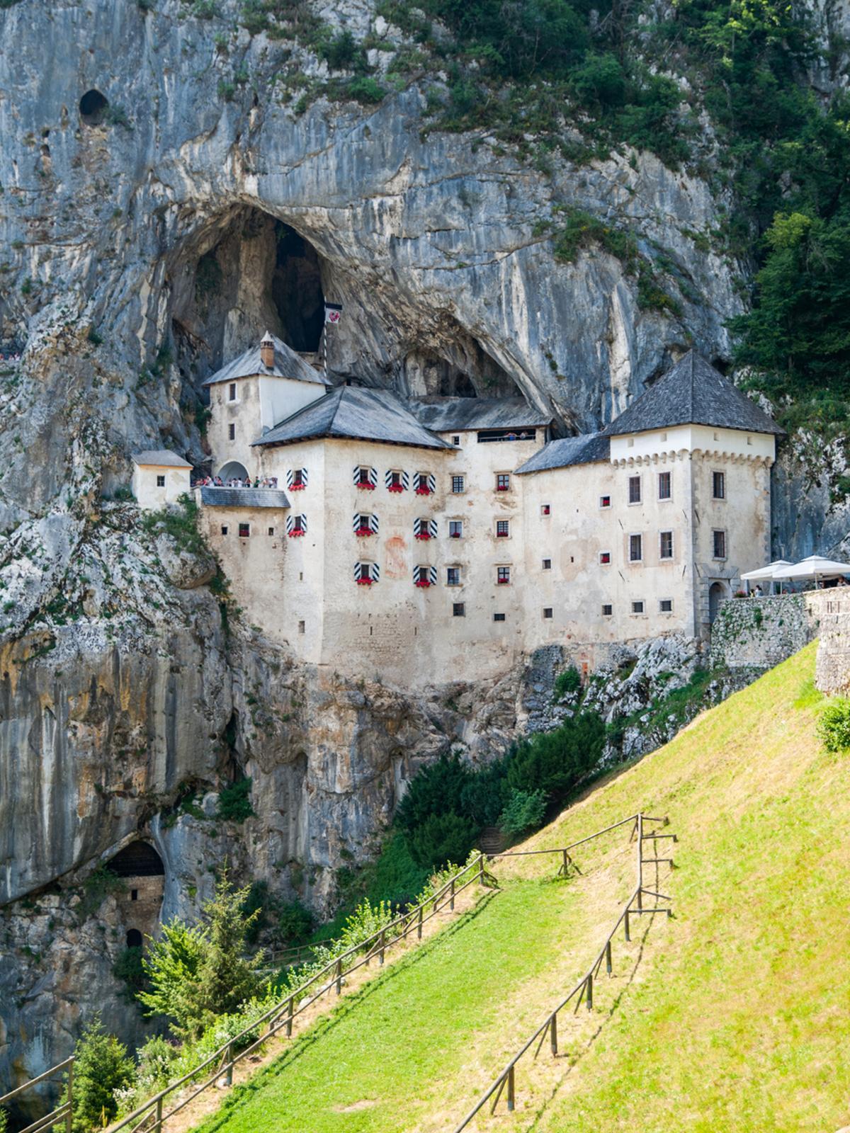 El castillo que está completamente incrustado en el acantilado.