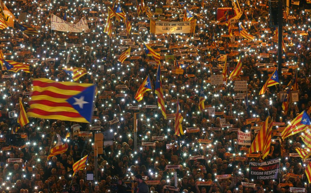 Manifestación en Barcelona para pedir la libertad de los exconsejeros encarcelados y de ''''los Jordis''''