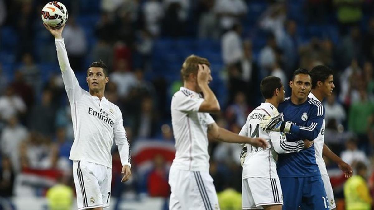 Cristiano se queda con el balón tras marcar cuatro goles al Elche.