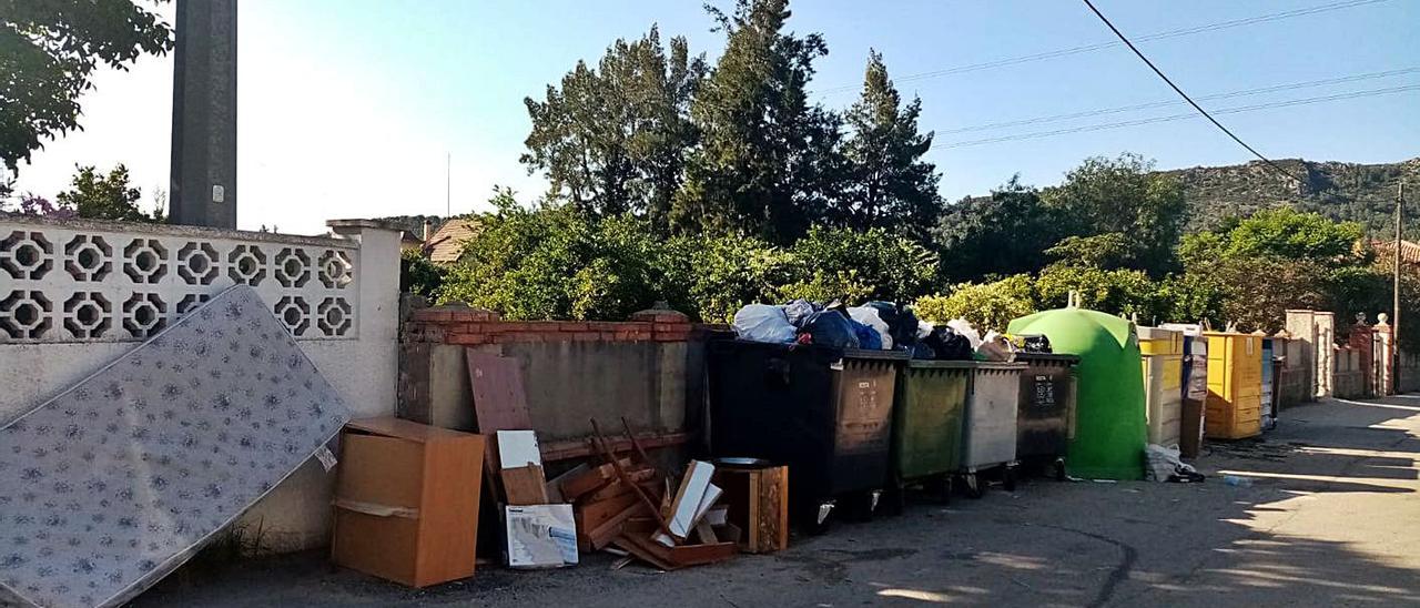 Contenedores repletos de basura y residuos depositados fuera en una imagen que se repite. | LEVANTE-EMV