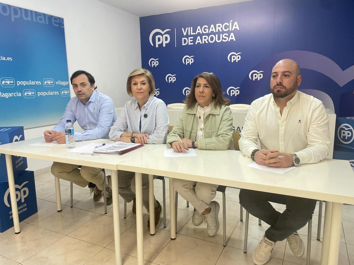 Los concejales del PP de Vilagarcía en su comparecencia.