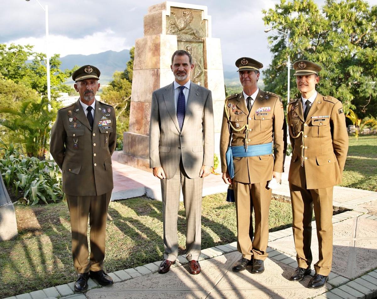 AME4903. SANTIAGO (CUBA), 14/11/2019.- El rey Felipe VI (2-i) posa este jueves junto a militares durante su visita a la Loma de San Juan, donde rindió homenaje a los soldados españoles caídos durante la Guerra Hispano-Cubano-Estadounidense, en Santiago (Cuba). Tras 121 años de espera, los soldados españoles caídos en Santiago de Cuba en dos de las batallas que rubricaron el fin del imperio colonial de su país han recibido el homenaje tributado por un rey de España. Felipe VI quiso cerrar así la visita de Estado que ha realizado junto a la reina Letizia a Cuba, la primera en la historia de un monarca español. EFE/Yander Zamora/POOL