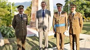 AME4903. SANTIAGO (CUBA), 14/11/2019.- El rey Felipe VI (2-i) posa este jueves junto a militares durante su visita a la Loma de San Juan, donde rindió homenaje a los soldados españoles caídos durante la Guerra Hispano-Cubano-Estadounidense, en Santiago (Cuba). Tras 121 años de espera, los soldados españoles caídos en Santiago de Cuba en dos de las batallas que rubricaron el fin del imperio colonial de su país han recibido el homenaje tributado por un rey de España. Felipe VI quiso cerrar así la visita de Estado que ha realizado junto a la reina Letizia a Cuba, la primera en la historia de un monarca español. EFE/Yander Zamora/POOL