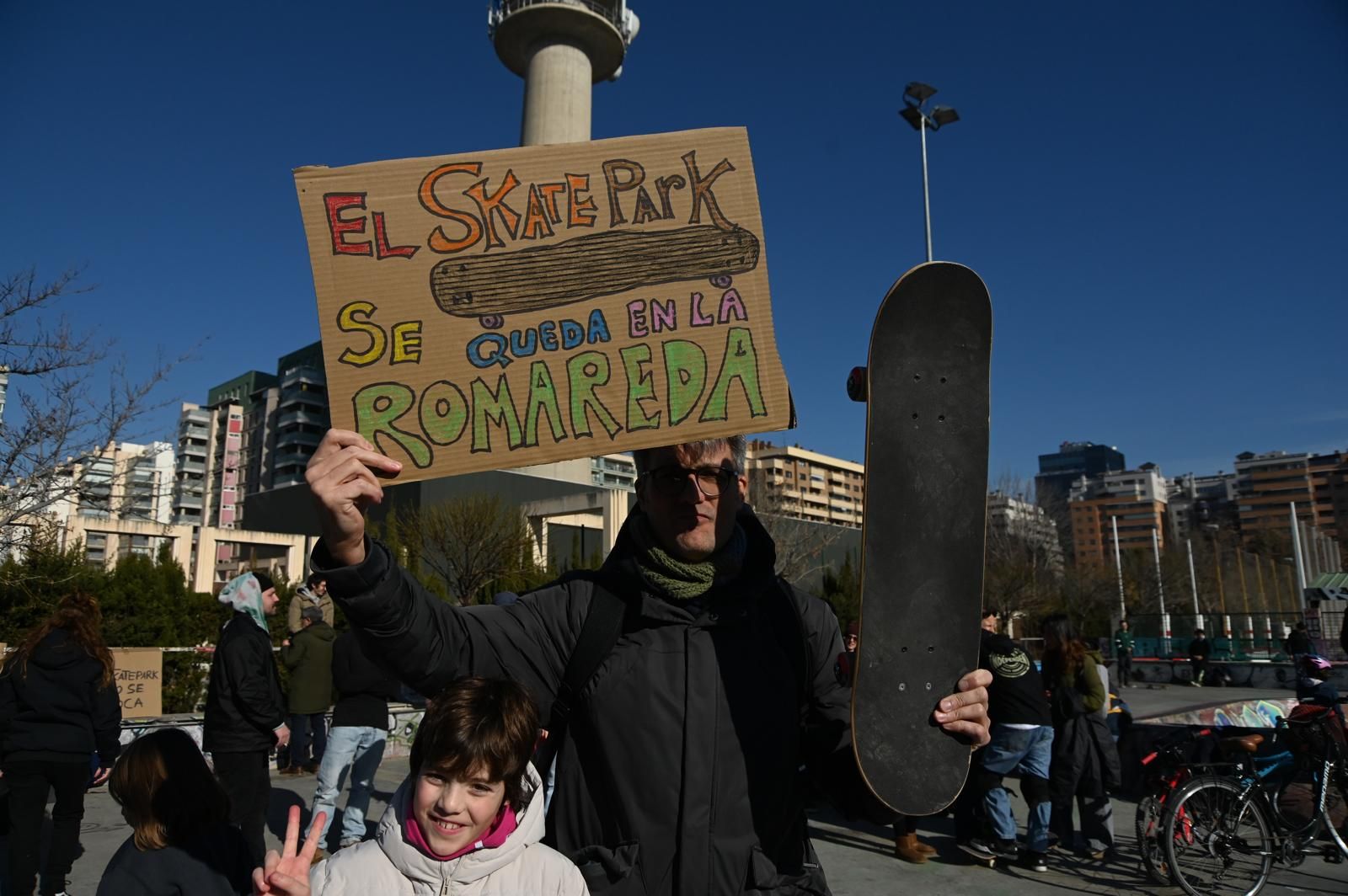 Los vecinos de Hispanidad protestan por la operación urbanística del skate park y el Hernán Cortés