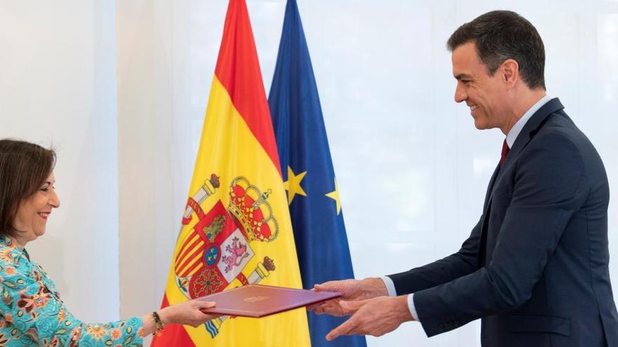 El presidente del Gobierno, Pedro Sánchez, junto a la ministra de Defensa, Margarita Robles.