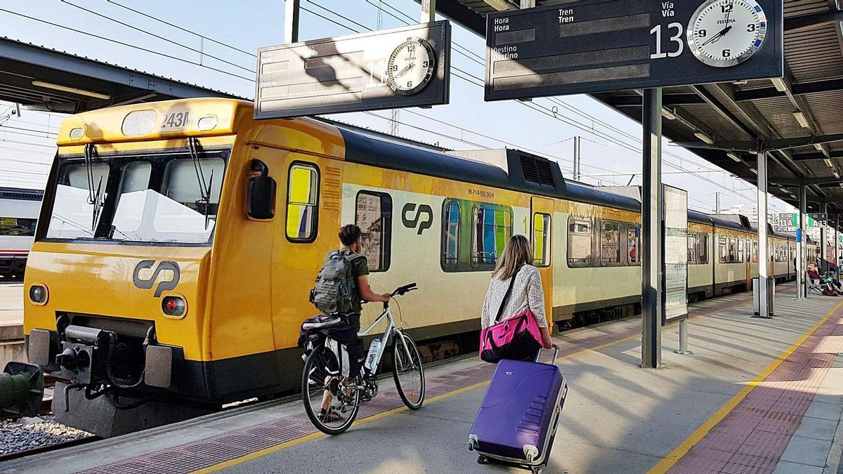 El tren que une Vigo con Oporto, en la estación viguesa de Guixar.