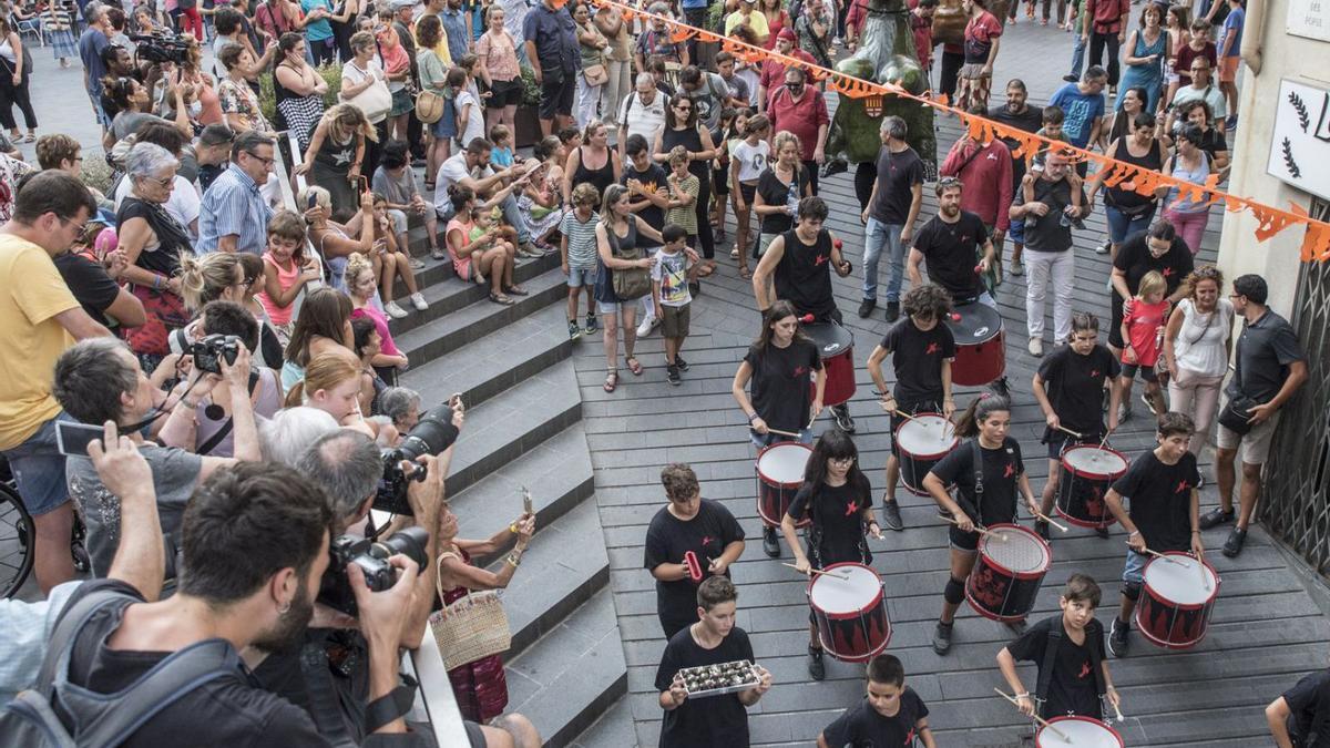 La cercavila encapçalada pels tabalons de Xàldiga portant el públic cap al parc de la Seu | OSCAR BAYONA