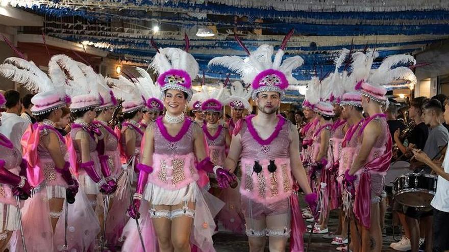 Del diseño exclusivo a Temu: así abaratan las jóvenes las Danses de Guadassuar
