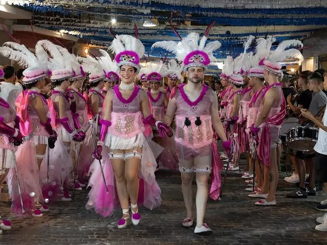 Del diseño exclusivo a Temu: así abaratan las jóvenes las Danses de Guadassuar