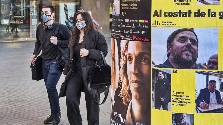 Cartells electorals en un carrer de Barcelona el primer dia de campanya.