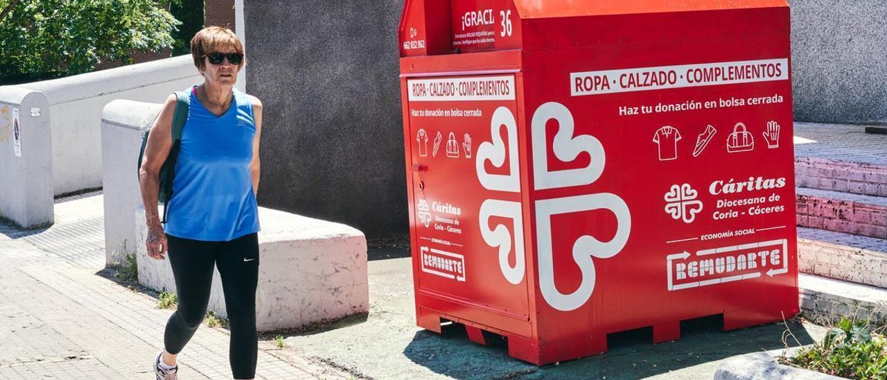 Un contenedor de recogida de ropa de Remudarte (Cáritas) en la avenida Pedro Rodríguez de Ledesma.